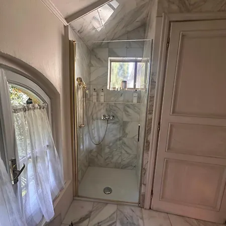 Dimora Vista Con Piscina Lesa